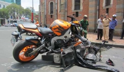 Môtô phân phối lớn đè bẹp xe máy giữa trung tâm Sài Gòn